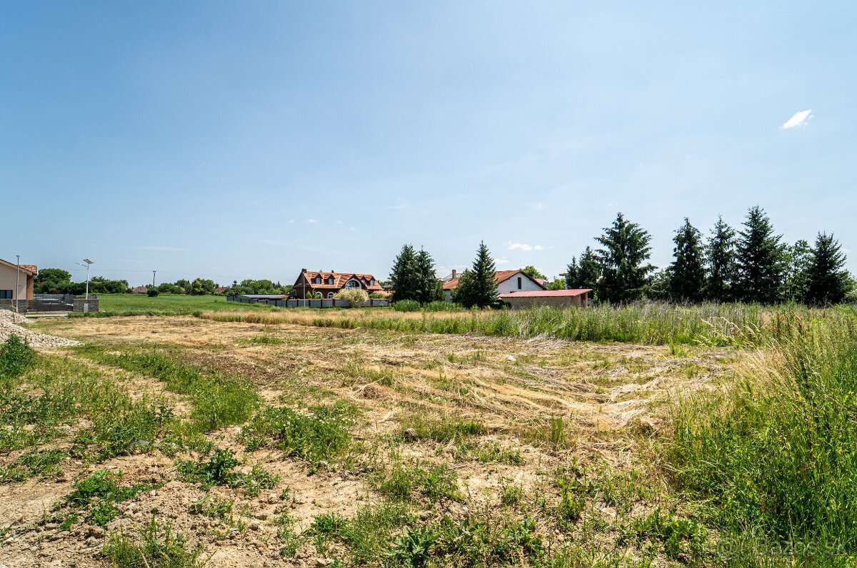 Rovinatý pozemok v dedinke Cestice - 5