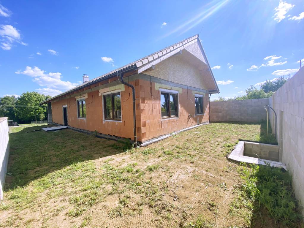 4 izbový bungalov na samote s pozemkom 3532 m2.Kolíňany Bara - 5