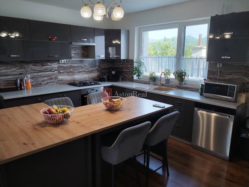 Predaj:Prerobený 4-izbový RODINNÝ DOM, pozemok 792 m2, Sučan - 5