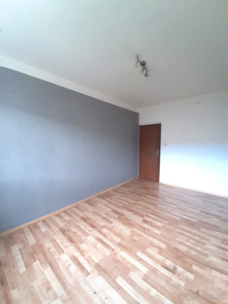 Predám veľký 3 izbový byt s balkónom v Leviciach - 5