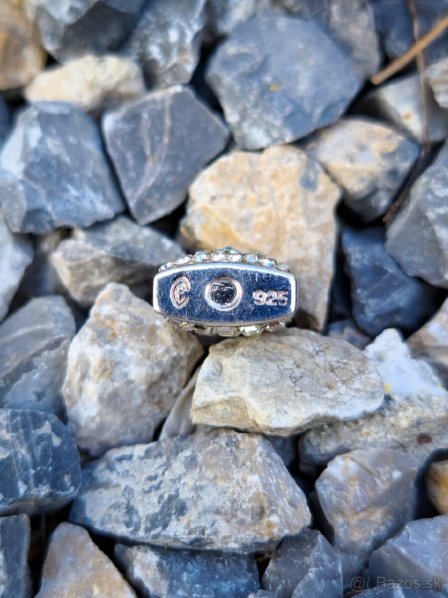 Strieborný prívesok v tvare zámku s kryštálmi. - 5