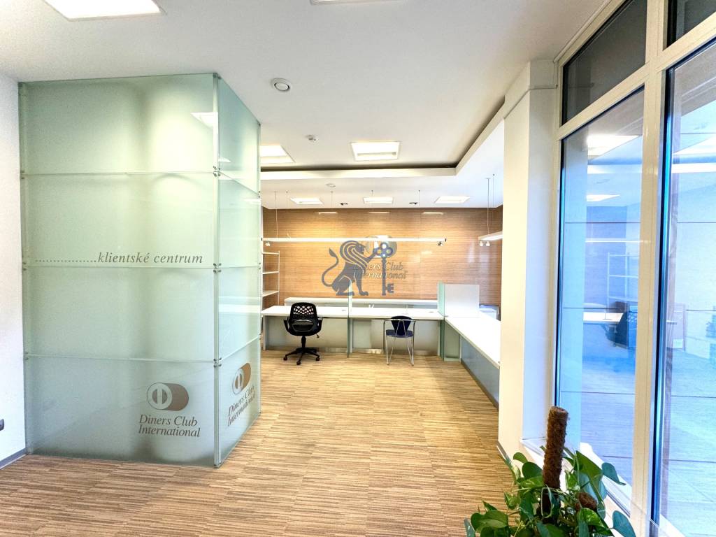 Obchodno- kancelársky priestor s výkladom na Nám. slobody - 5