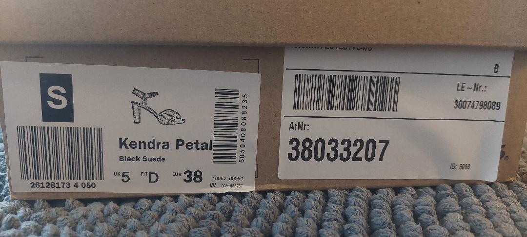 Clarks kožené sandále, PC 139,95 eura. veľ. 38 - 5