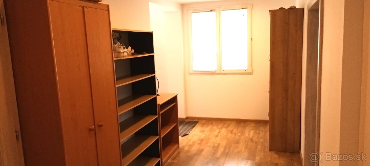 Kompletne zariadený 3-i byt v RD na dobrej adrese v Hlohovci - 5