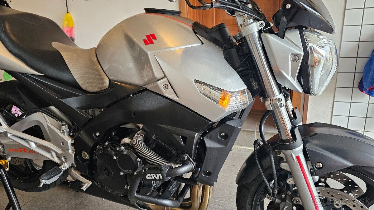 Suzuki GSR 600 - 5