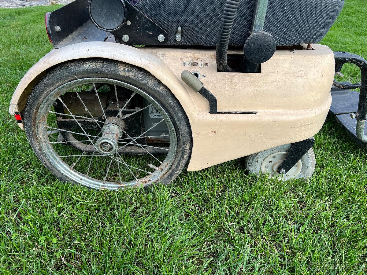 Starší elektrický invalidný vozík - 5