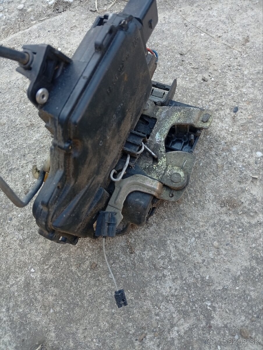 pravý predný zámok Golf 4 - 5