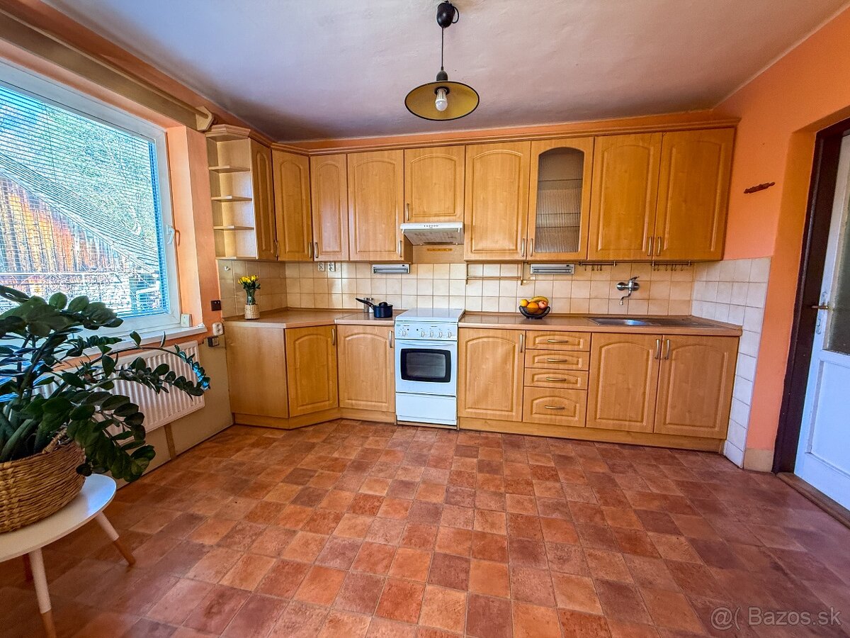 5 izb. RD Hradec(PD) - velký pozemok 1965 m2 - posledný dom - 5