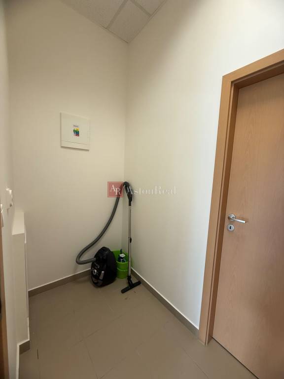 Na prenájom zrekonštruované obchodné priestory v komplexe Dv - 5