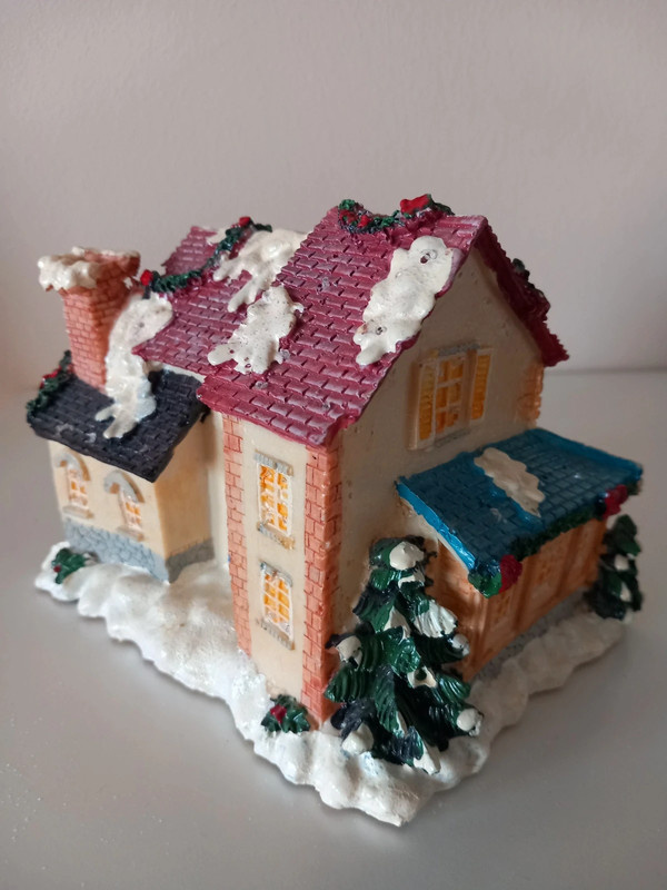 Starý svietiaci led domček po rodičoch 16x13x12 cm - 5