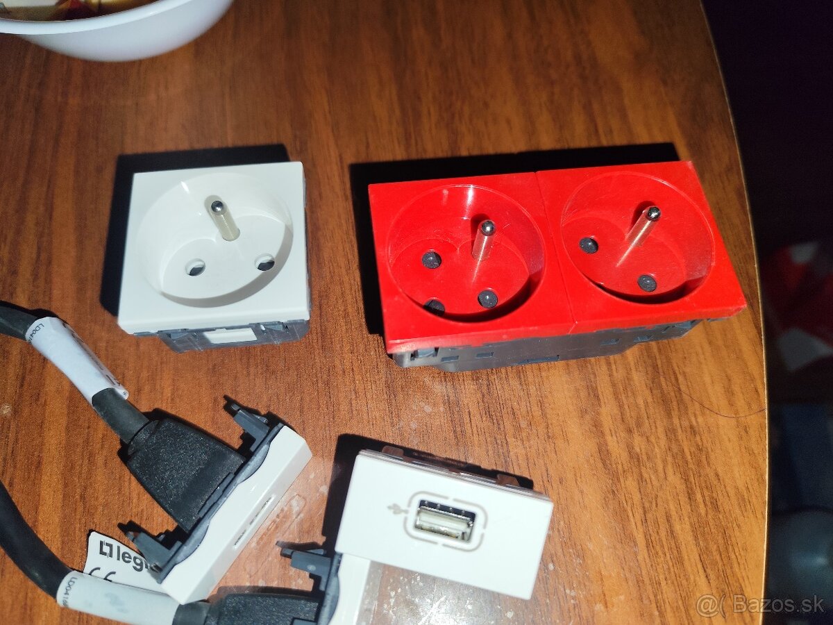 Legrand Pop-up rámik výklopný a moduly doň - 5