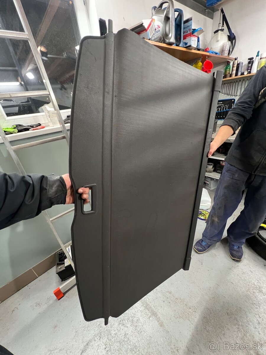 Predám roletku do kufra do VW Touran 2003-2010 - 5