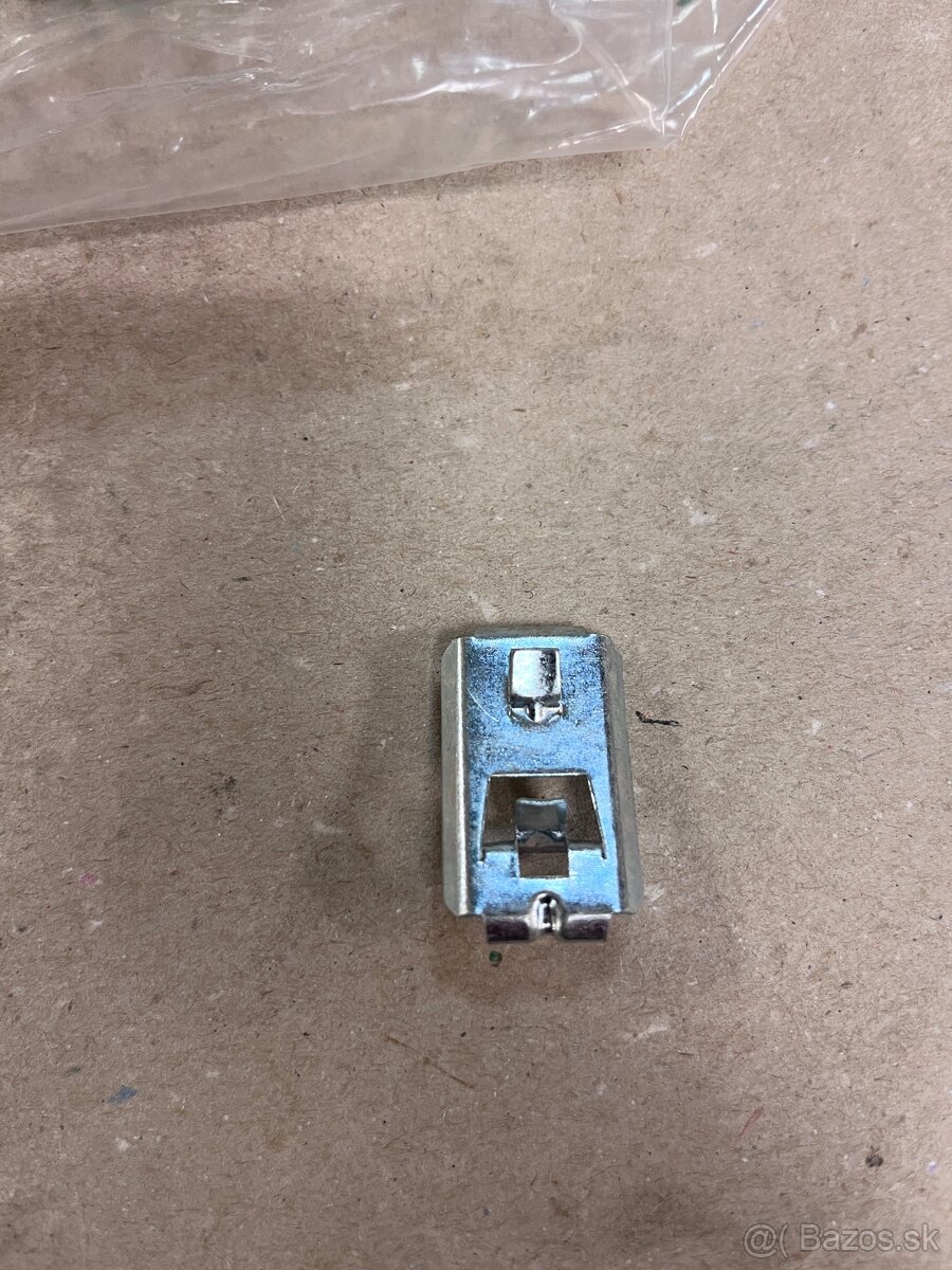 Fiat 850, 125 úchytky prahových líšt - 5