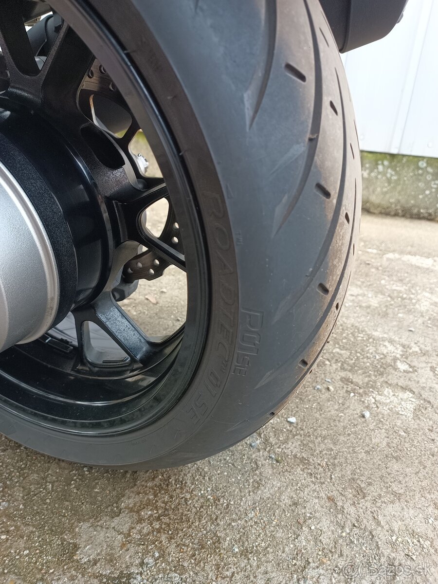 Kawasaki GTR 1400 - 5