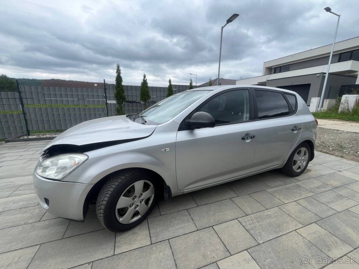 Predám Kia Cee'd, 5-dverový hatchback, strieborná metalíza. - 5