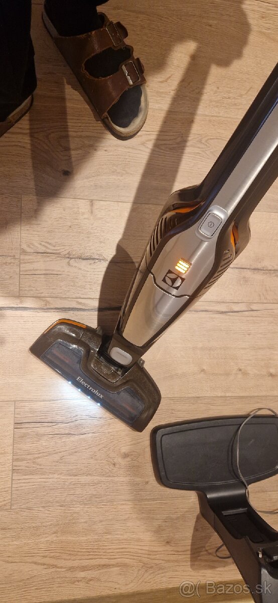 Tyčový vysávač s metlou Electrolux Ergorapido 18V - 5