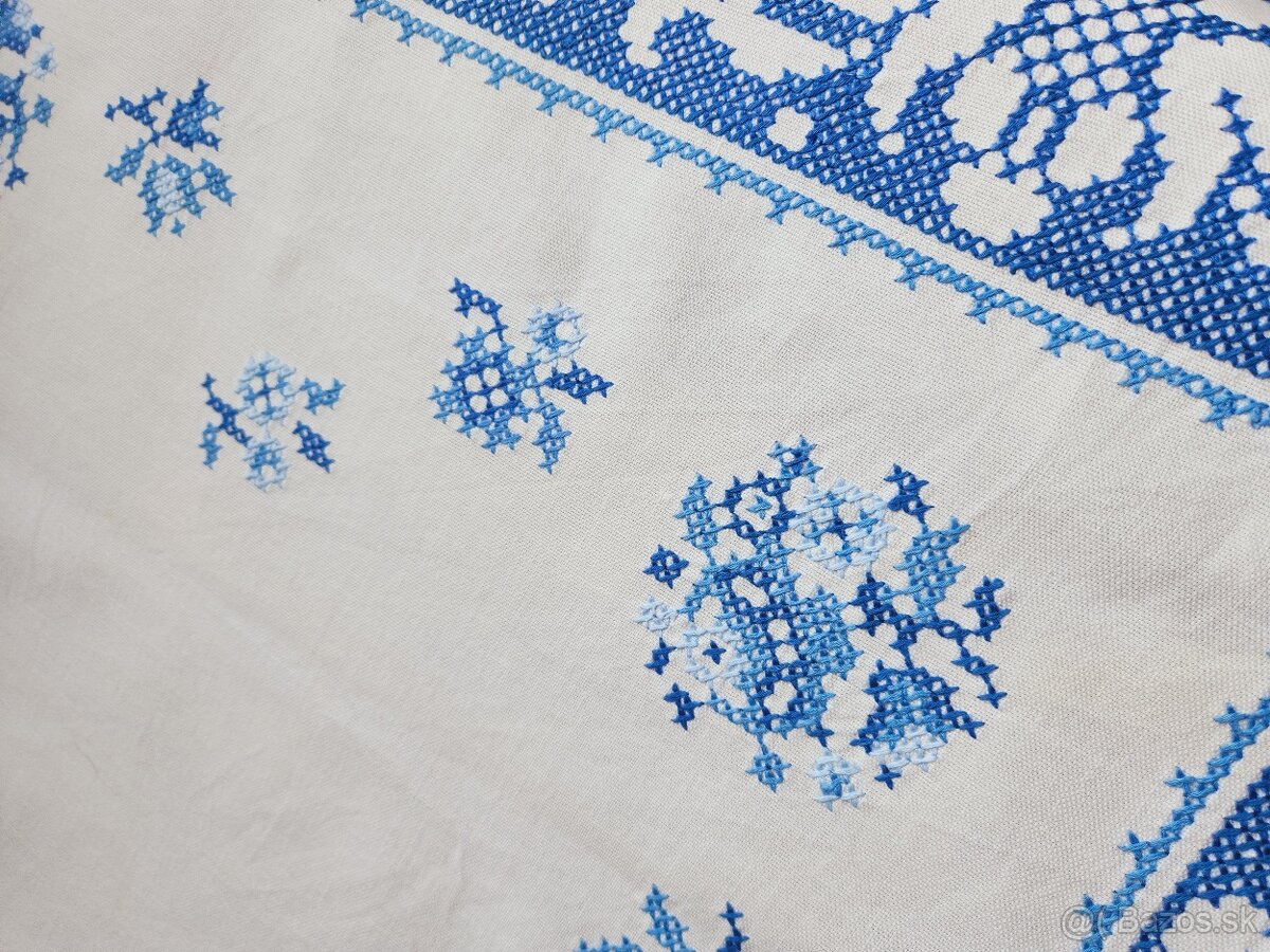 Krásny biely obrus s bohatou modorou výšivkou 80x80 - 5