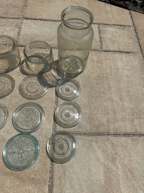 Predám zavaraninové poháre so sklenným viečkom, staré fľaše - 5