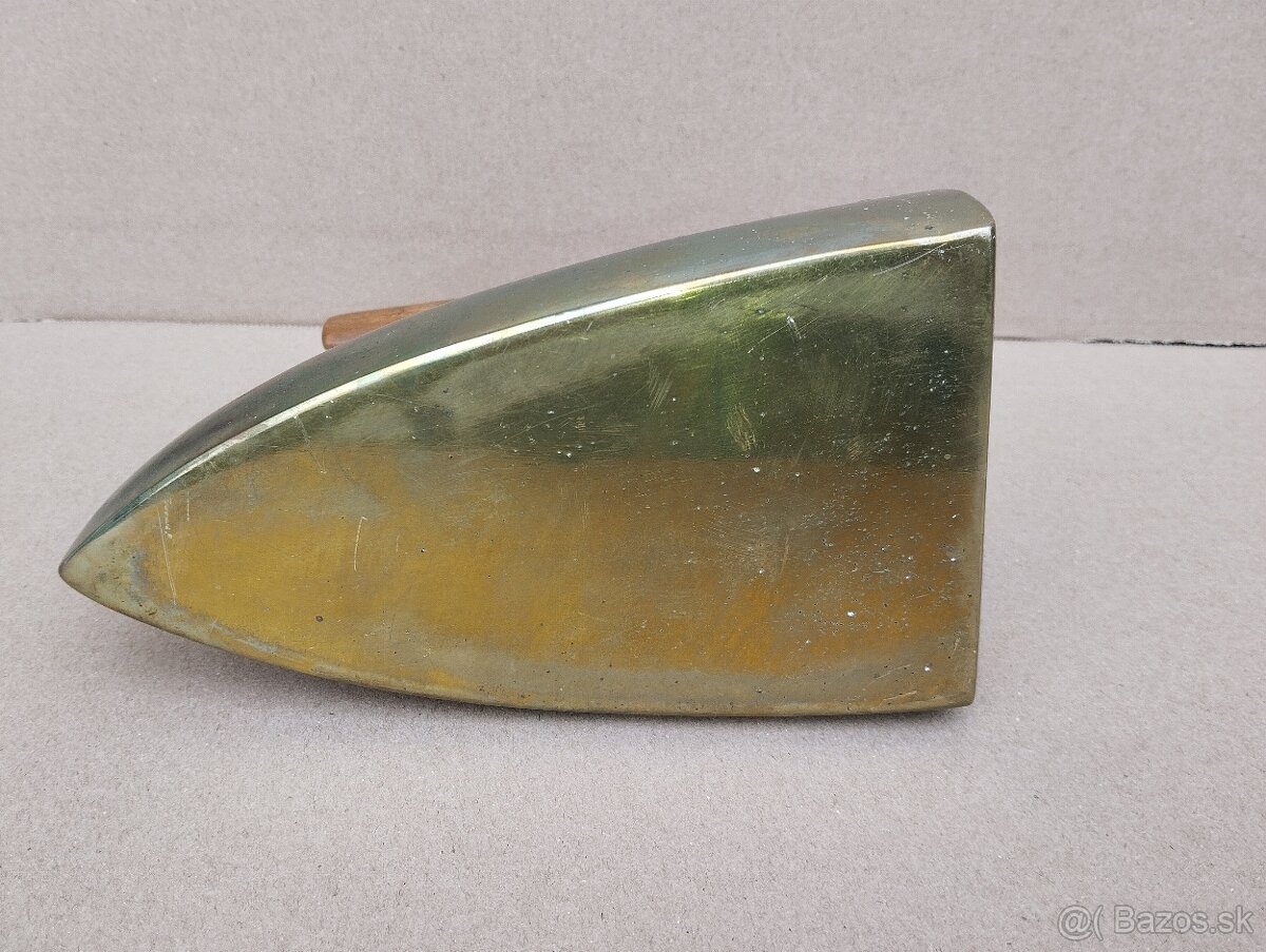 Stará zachovalá mosazna žehlička č.7 (vzadu značeni 7) - 5