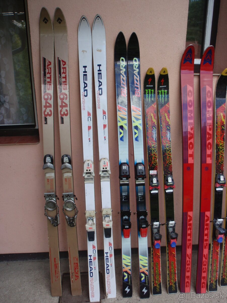 Lyžařská výbava - 9 párů lyží, hůlky, boty - 5