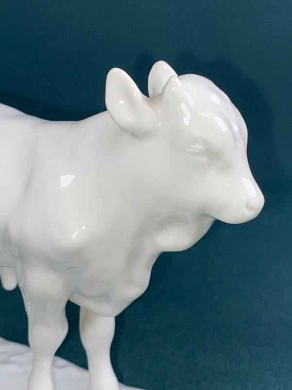 Porcelánová socha mladého býka - Taurus - 5