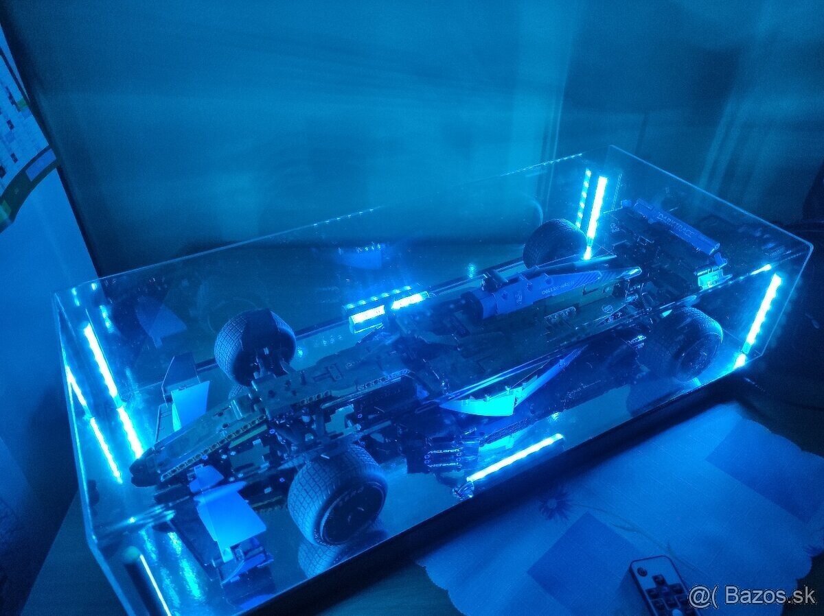 Vitrína z plexiskla pre model v mierke 1:8 - 5