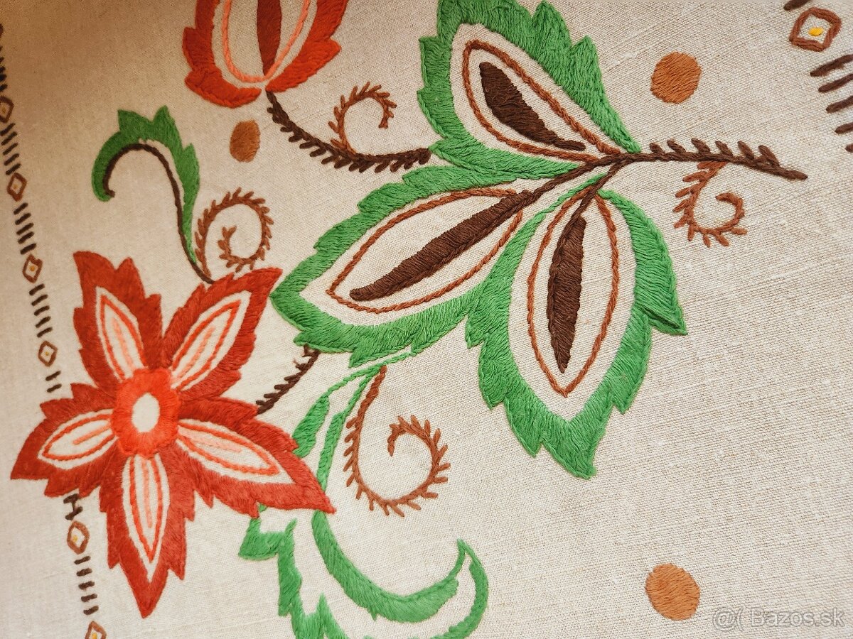 Krásny krémový starý ľanový obrus s výraznou výšivkou veľkýc - 5