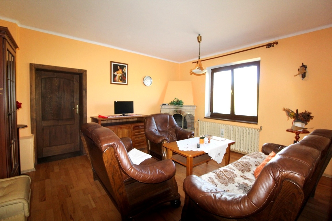 Rodinný dom so záhradou / 837 m2 / - Beluša - 5