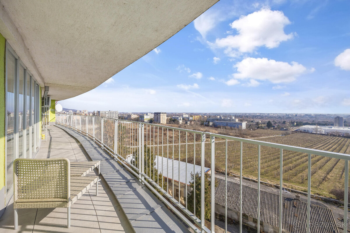 Priestranný mezonet v tichej lokalite s krbom - 5