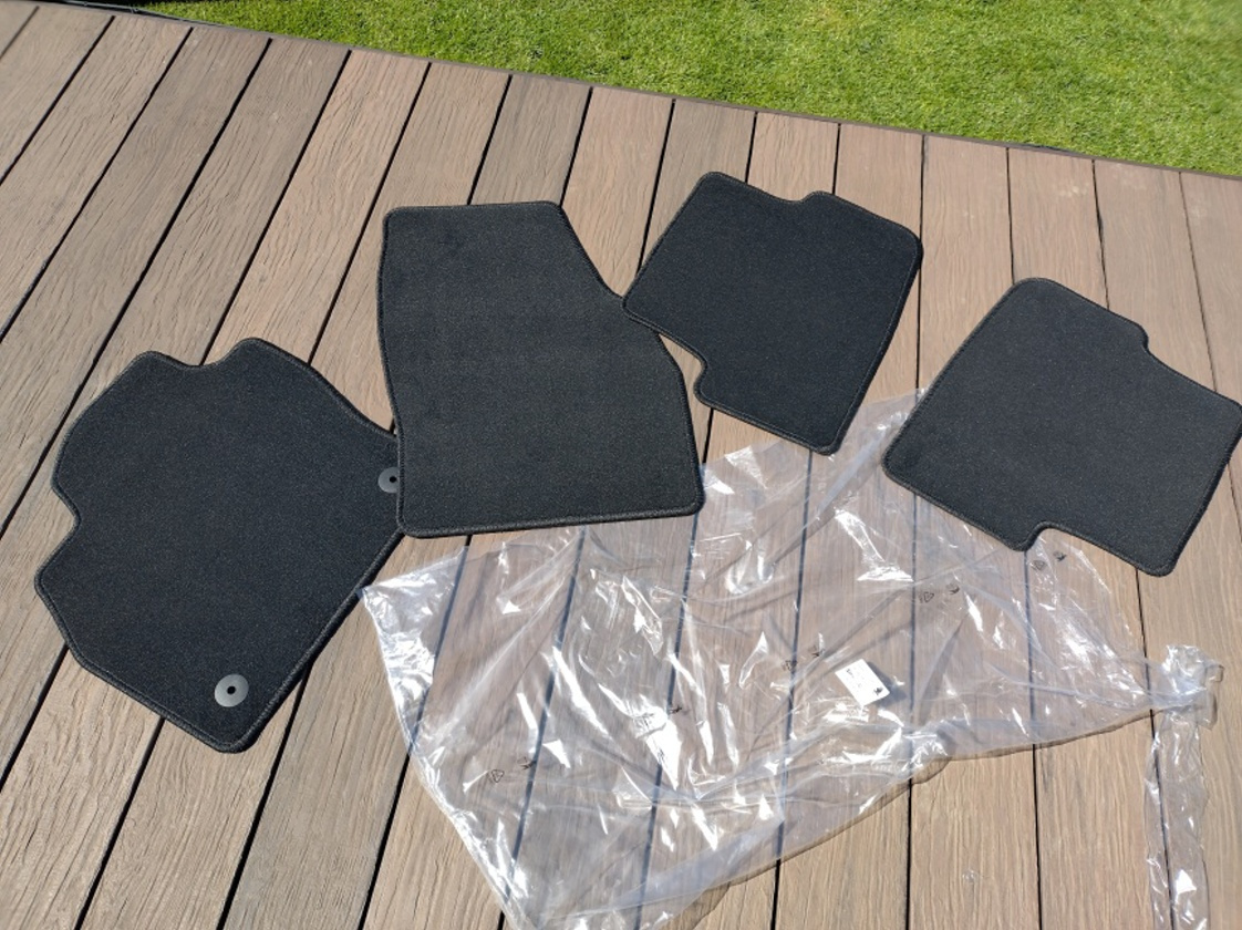 koberceky do auta Škoda Fabia a Ochranna folia na čelne sklo - 5