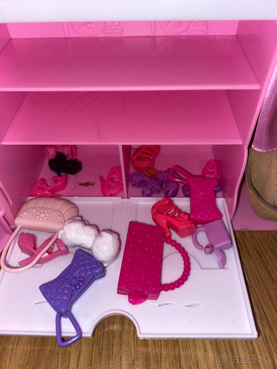 Skrina s rozmermi 26x8x33 cm s doplnkami pre barbie - 5