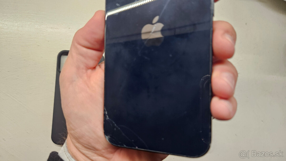 Apple iPhone 13 tmavý 128GB - puknutý zadok - 5