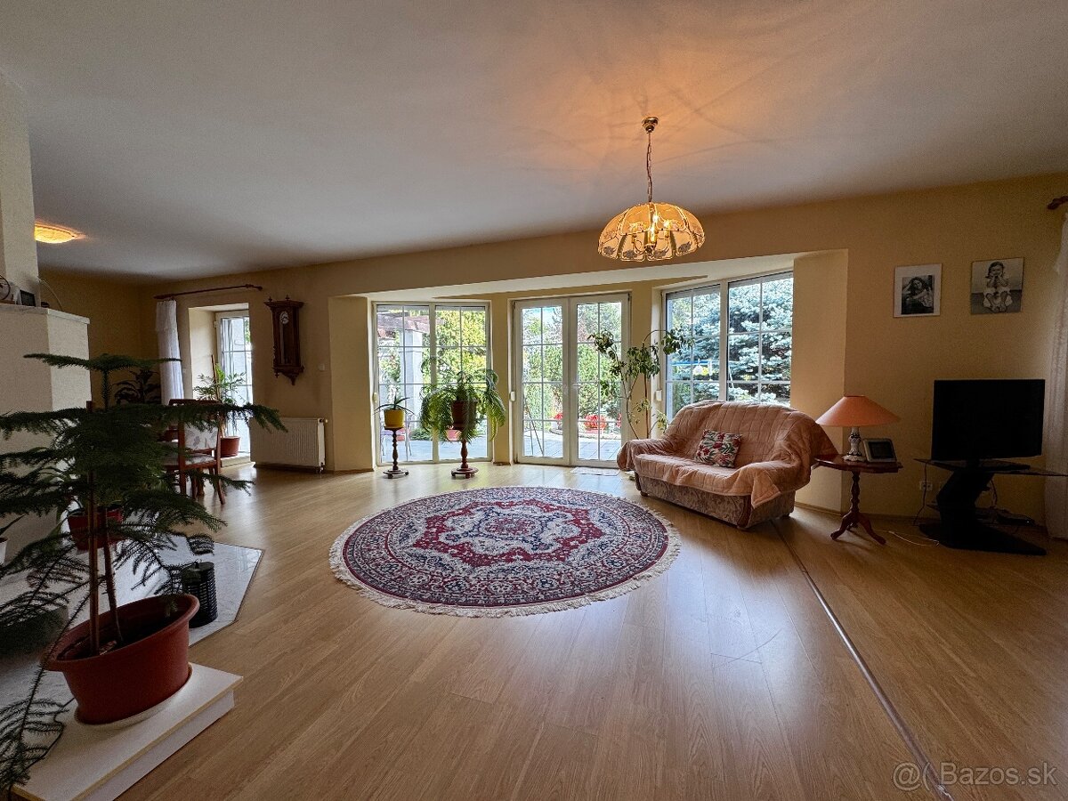 Priestranný rodinný dom s peknou záhradou a dvoj garážou - 5