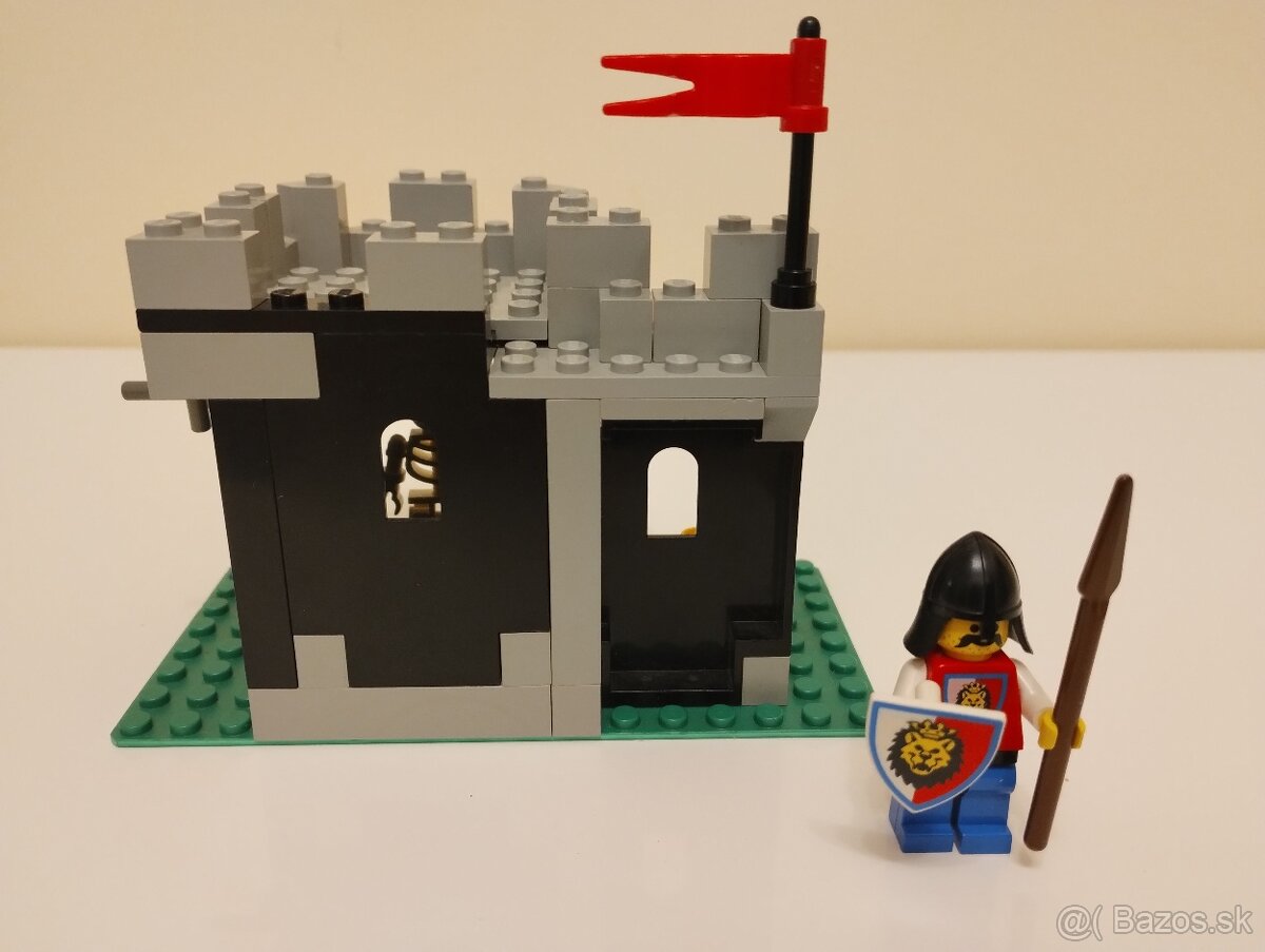 LEGO Castle 6036 Skeleton Surprise - 5