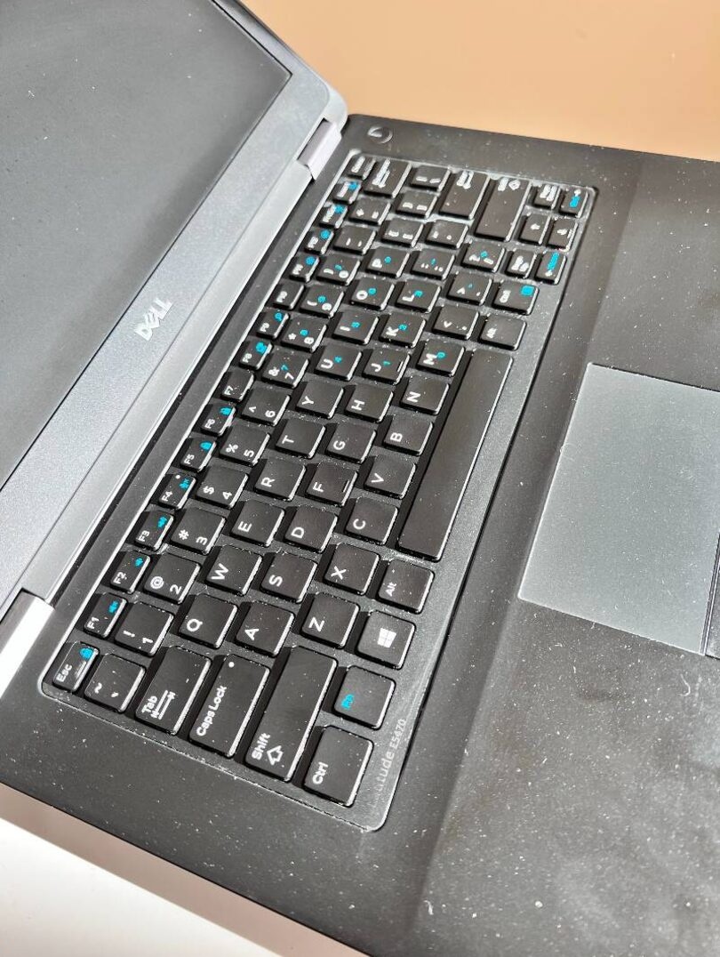 Notebook 14" DELL.Intel i5-6300U 2x2,40GHz.8gb ram.120g SSD - 5