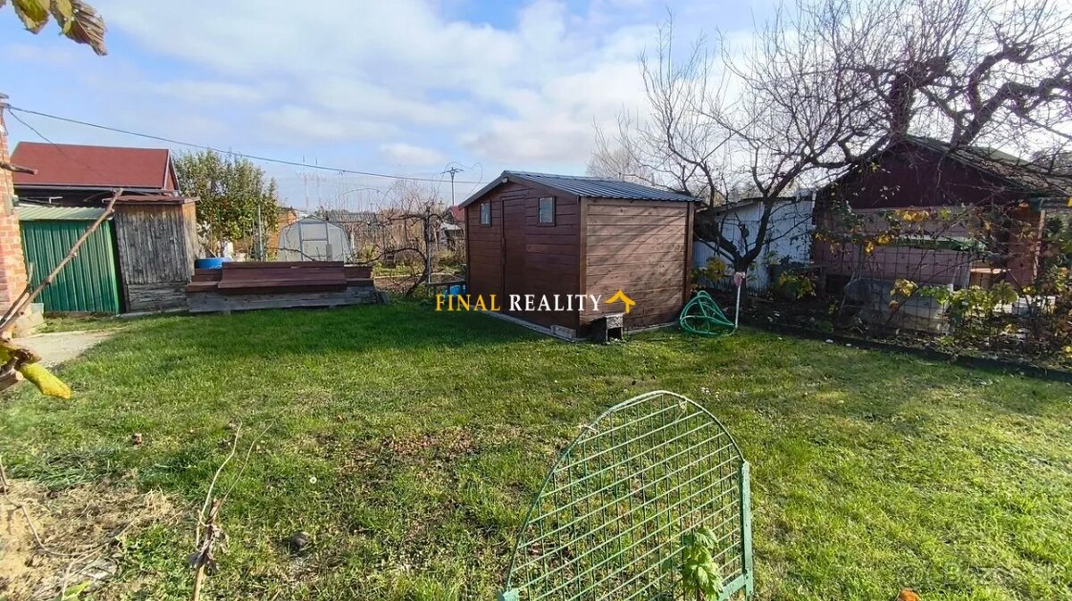 Záhrada so základovou platňou pre chatku v Bojniciach - 5