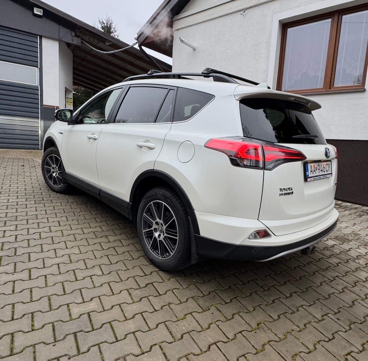 Predám Toyotu RAV4 Hybrid 2,5 benzín - 5