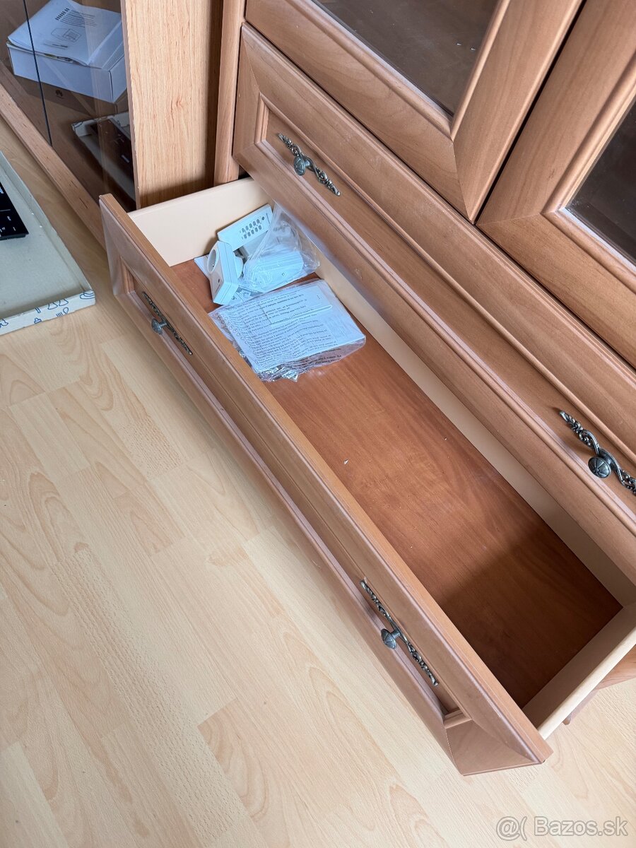 Kvalitná vitrína z dreva - 5