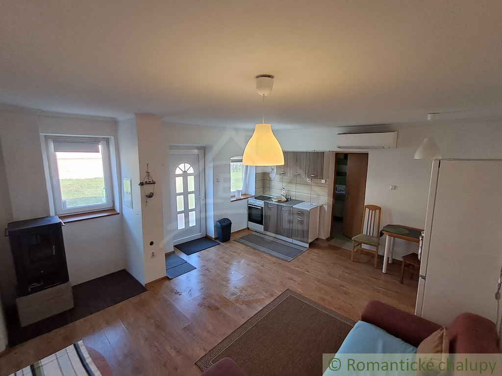 Domček s veľkolepým pozemkom neďaleko Nových Zámkov, o obc - 5