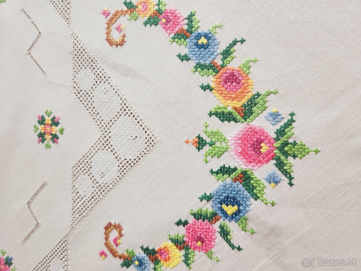 Krásny maslový obrus zdobený farebnou výšivkou kvietkov a až - 5