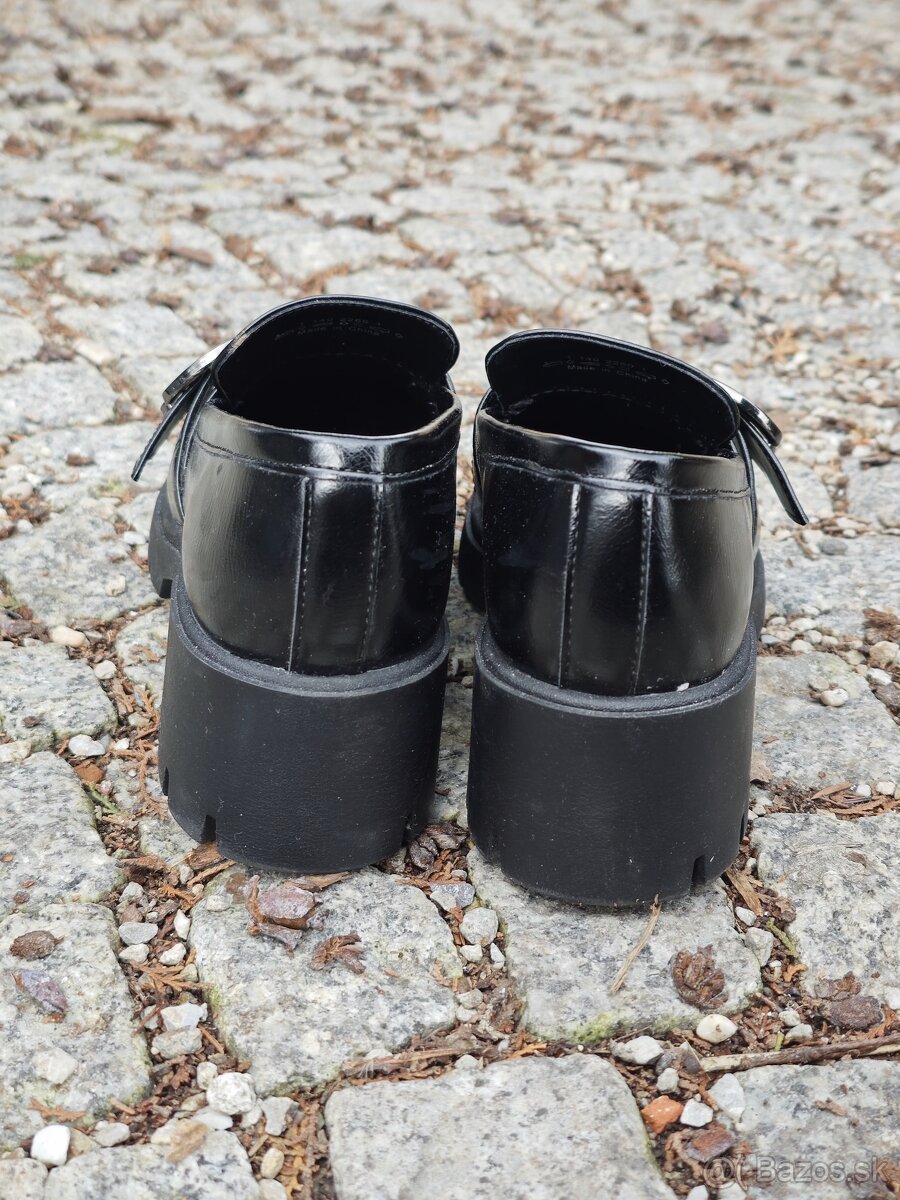 čierne lakované poltopánky, veľkosť 40 - 5