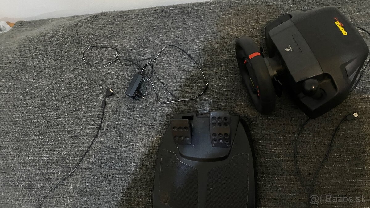 Predám Herný volant Logitech Momo - 5
