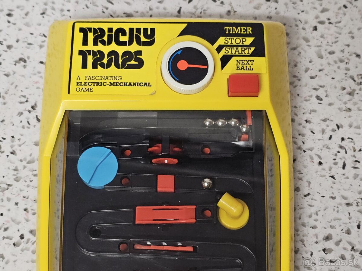 TRICKY TRAPS - TOMY - HANDHELD ELECTRO-MECHANICAL GAME - 5