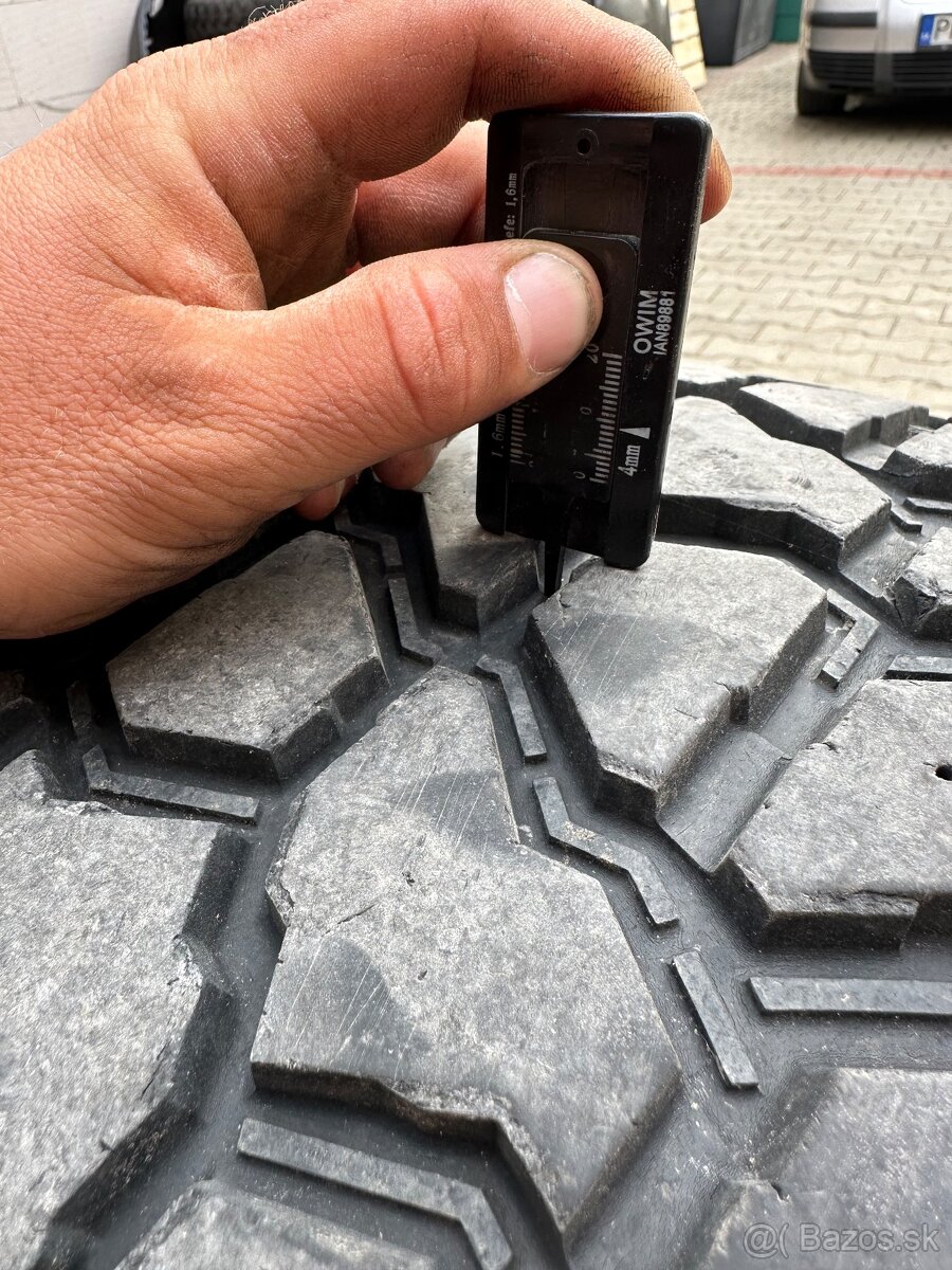 285/70 R17 Nokian MT
