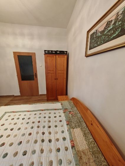 Drevená posteľ s nočnými stolíkmi - 5