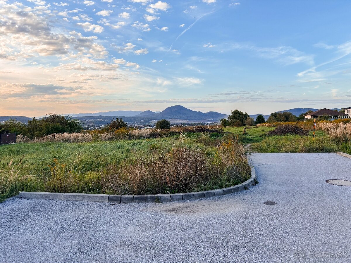 Hotový rovinatý pozemok so všetkými sieťami, Šalgovík - 5