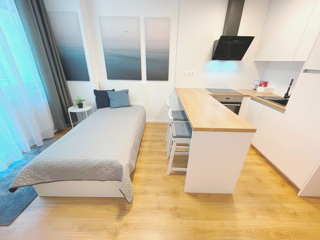 Kompletne zariadená garsónka s balkónom na Nivách vrátane en - 5