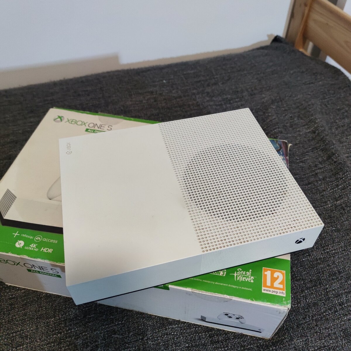Xbox One S 1TB All Digital - 5