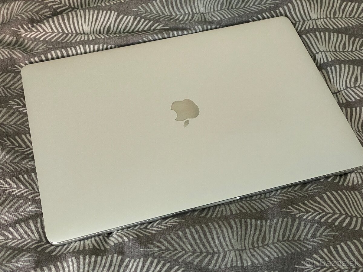 MacBook Pro 2018 15", 16GB RAM, 256GB SSD - 5