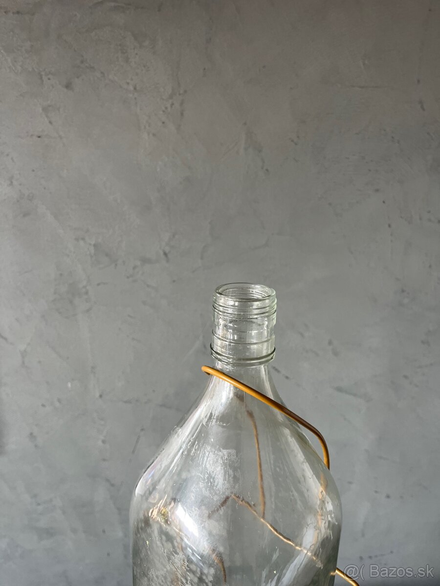 Prázdna sklenená fľaša v stojane - 5